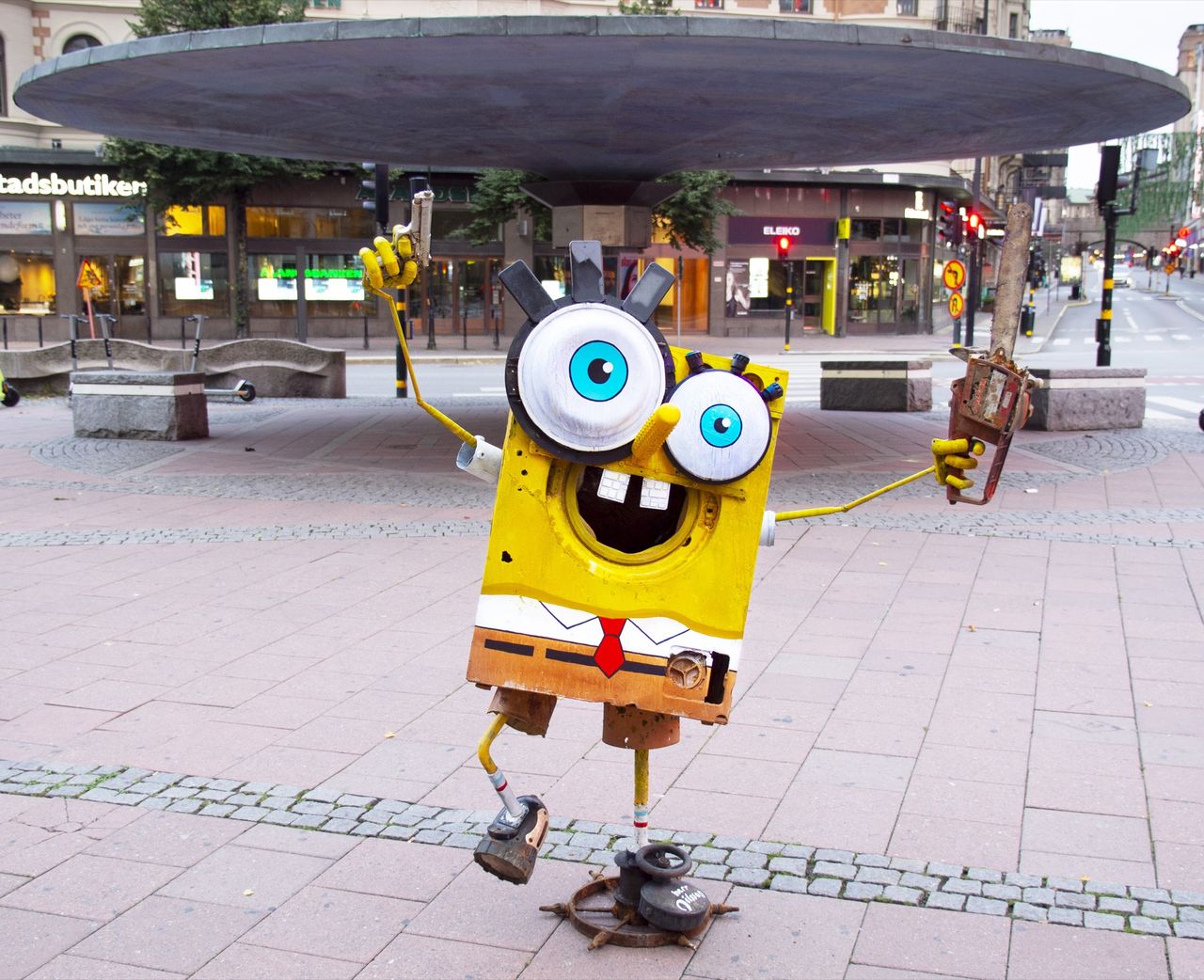 Konstnär gör Svampbob av skräp