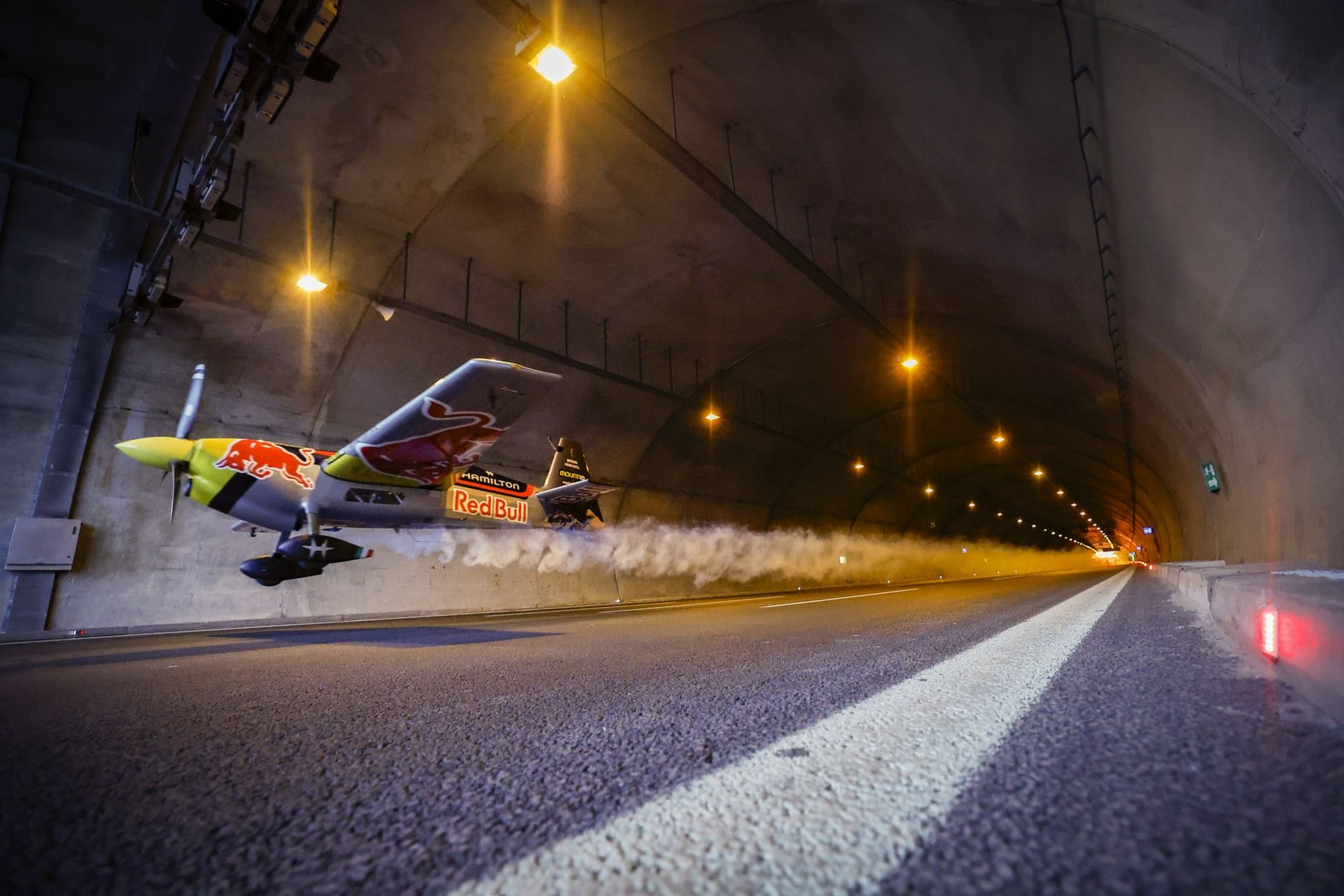 Stuntpilot flög flygplan genom tunnel