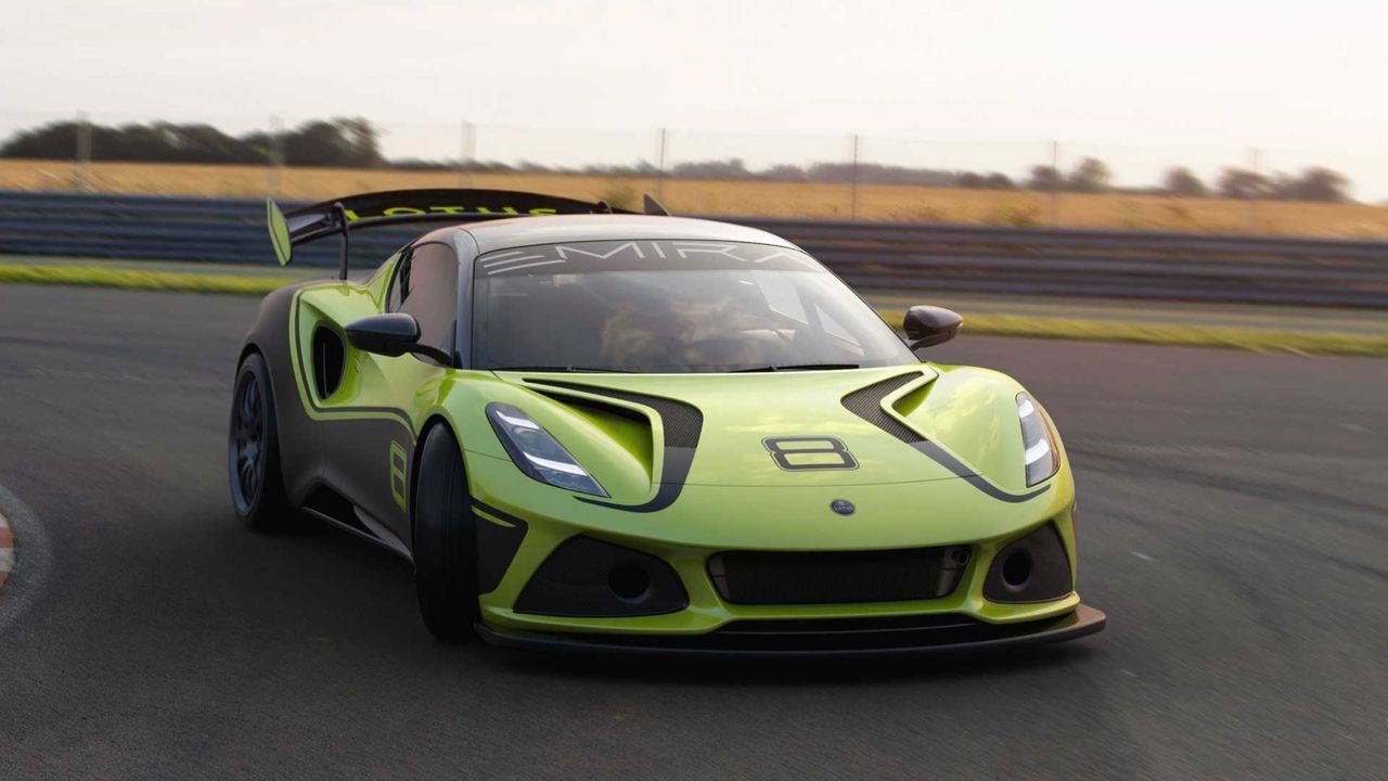 Lotus Emira i racingkostym
