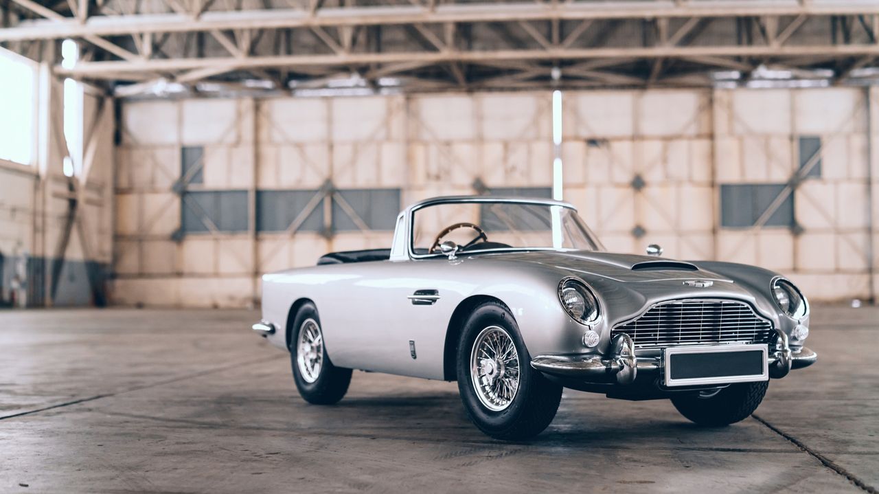 Liten Aston Martin DB5 i No Time To Die-version