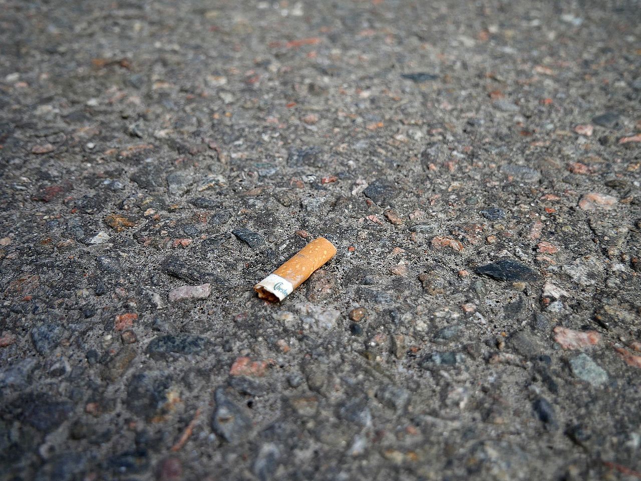 Det kommer att bli böter för att kasta fimpar på gatan