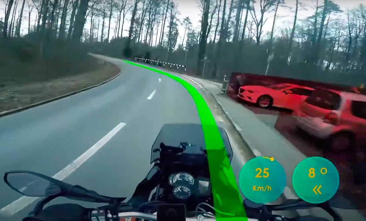 Motorcykelhjälm visar bästa vägen genom kurvor