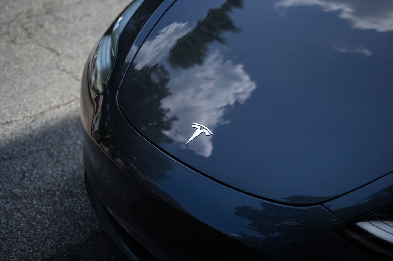 Hertz köper 100 000 Tesla Model 3