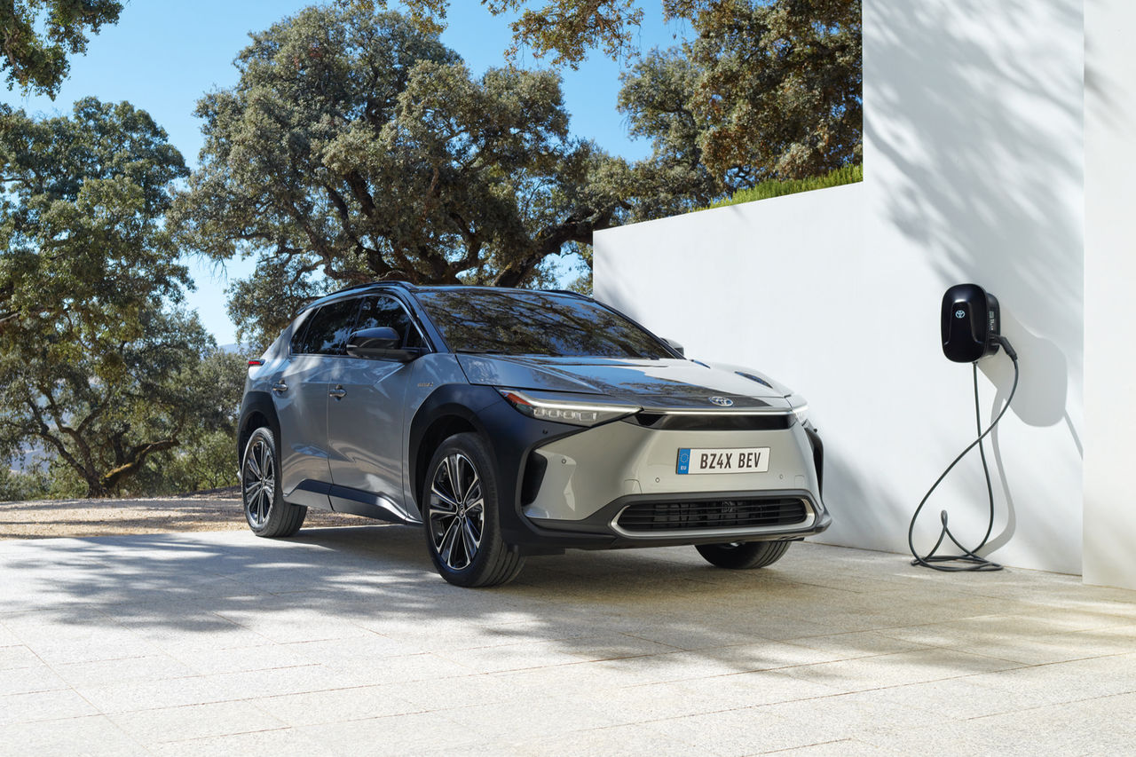 Helt eldrivna Toyota bZ4X går från koncept till verklighet