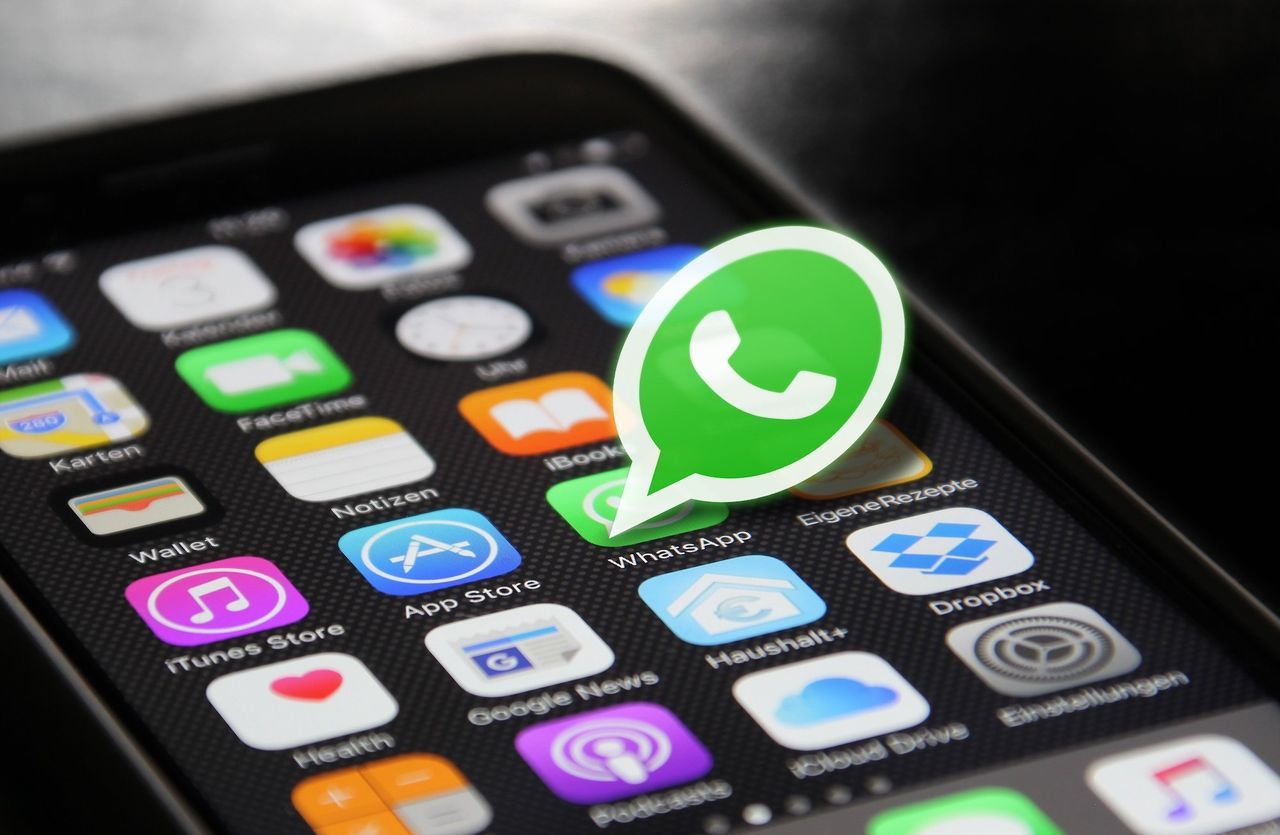 WhatsApp ser ut att bygga community-funktioner