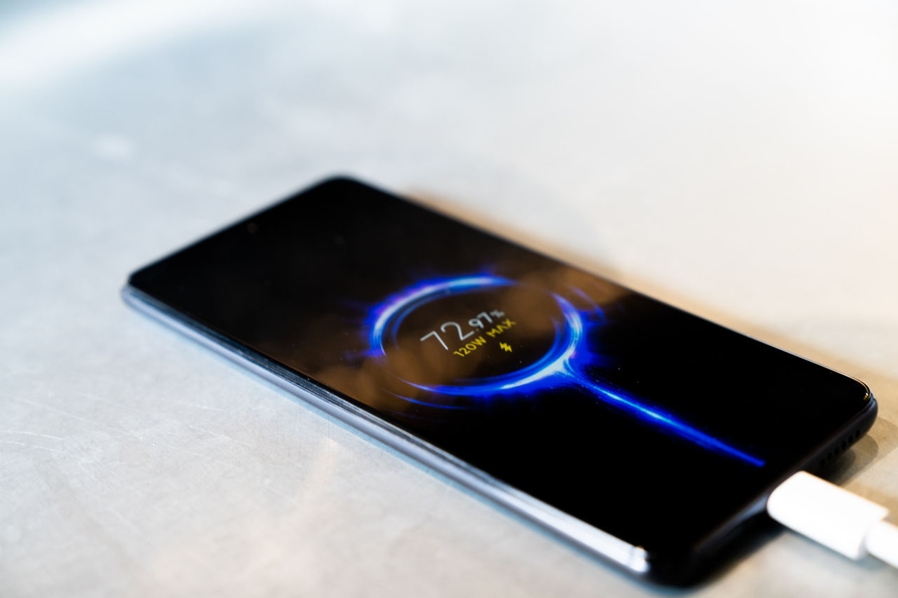 Telefonen som laddar fullt på 17 minuter