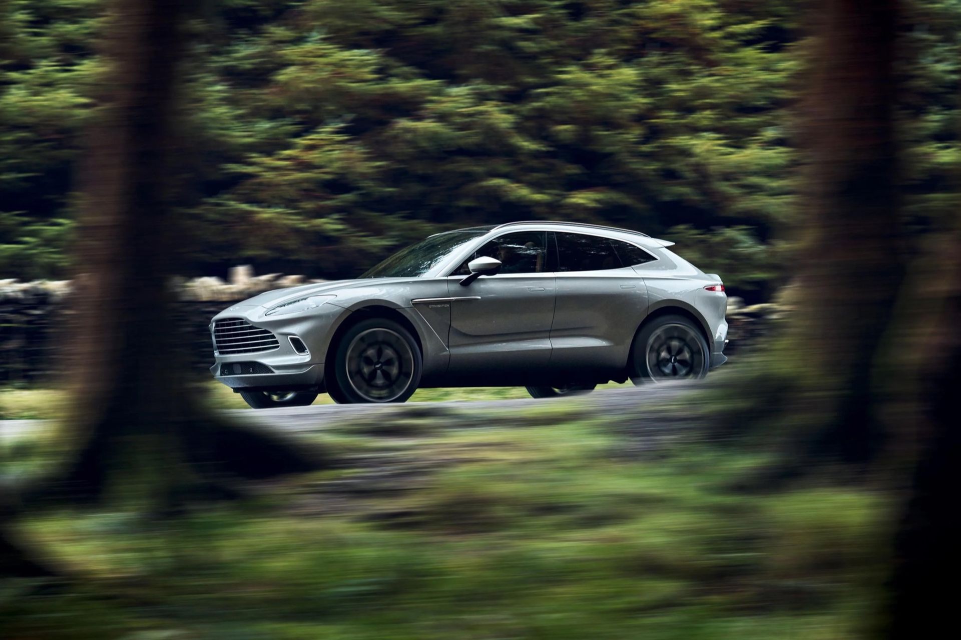 Aston Martin DBX finns nu med mildhybrid-sexa