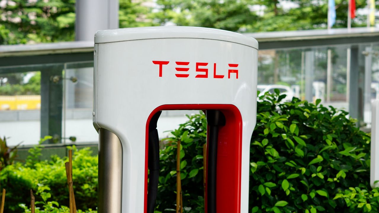 Tesla installerar Starlink vid vissa Superchargers