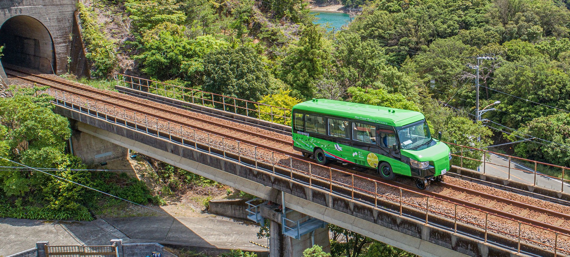 Buss som även går på räls har börjat köra i Japan