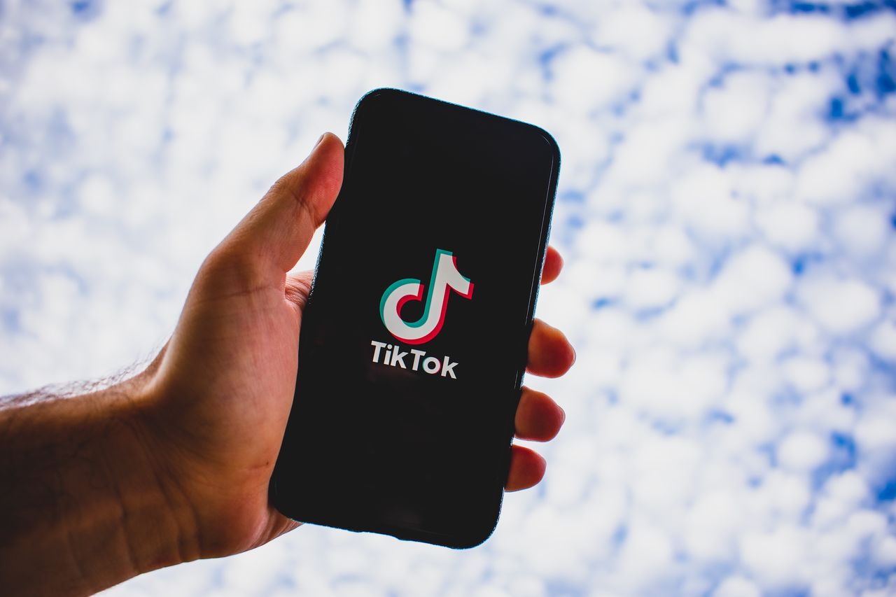 TikTok-moderator stämmer TikTok
