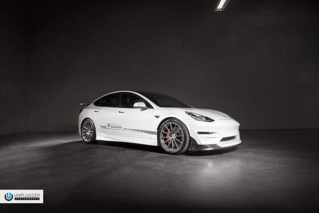 Koenigsegg bygger kolfiberdelar åt Tesla-tuner
