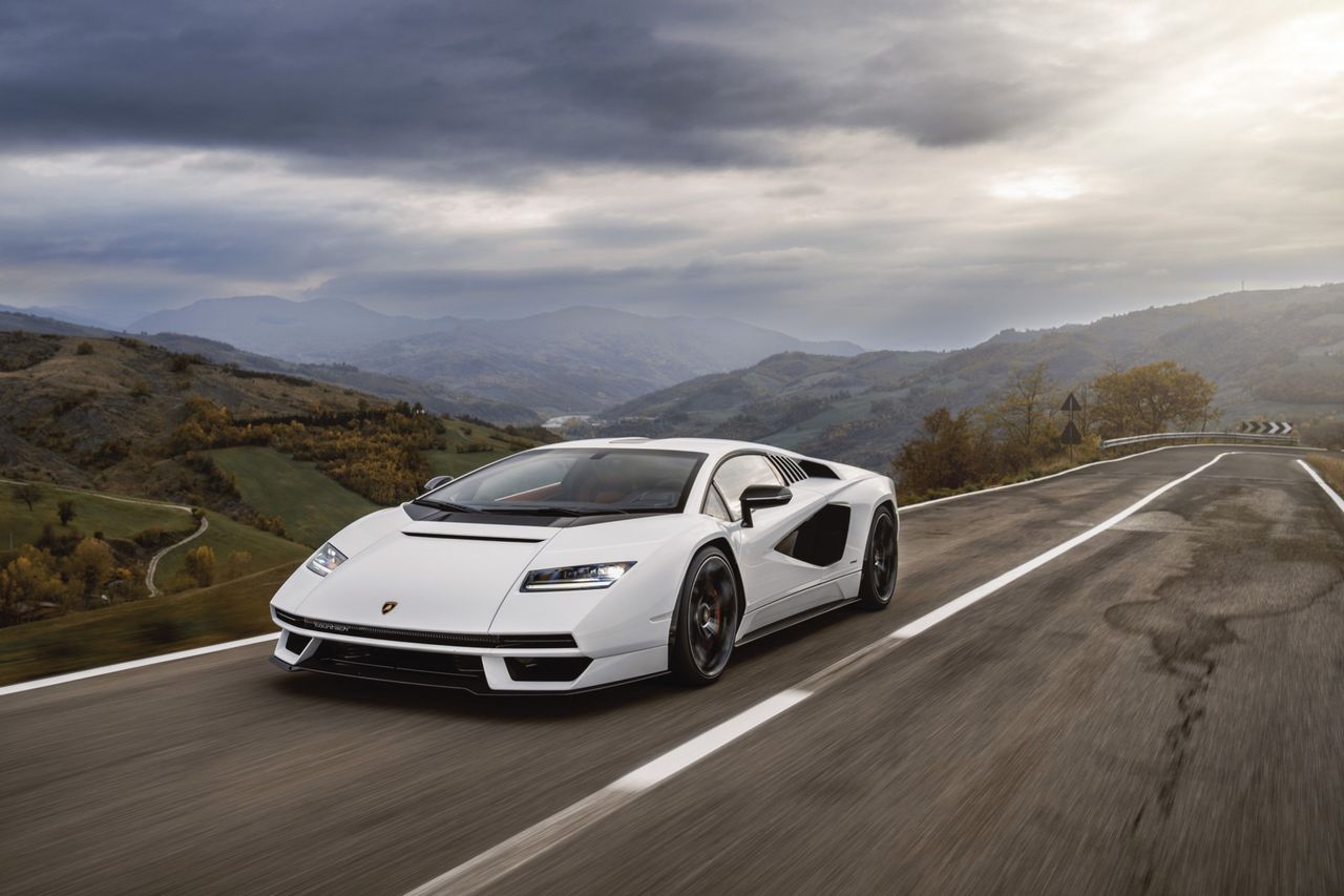 Nya Lamborghini Countach ute på vägen