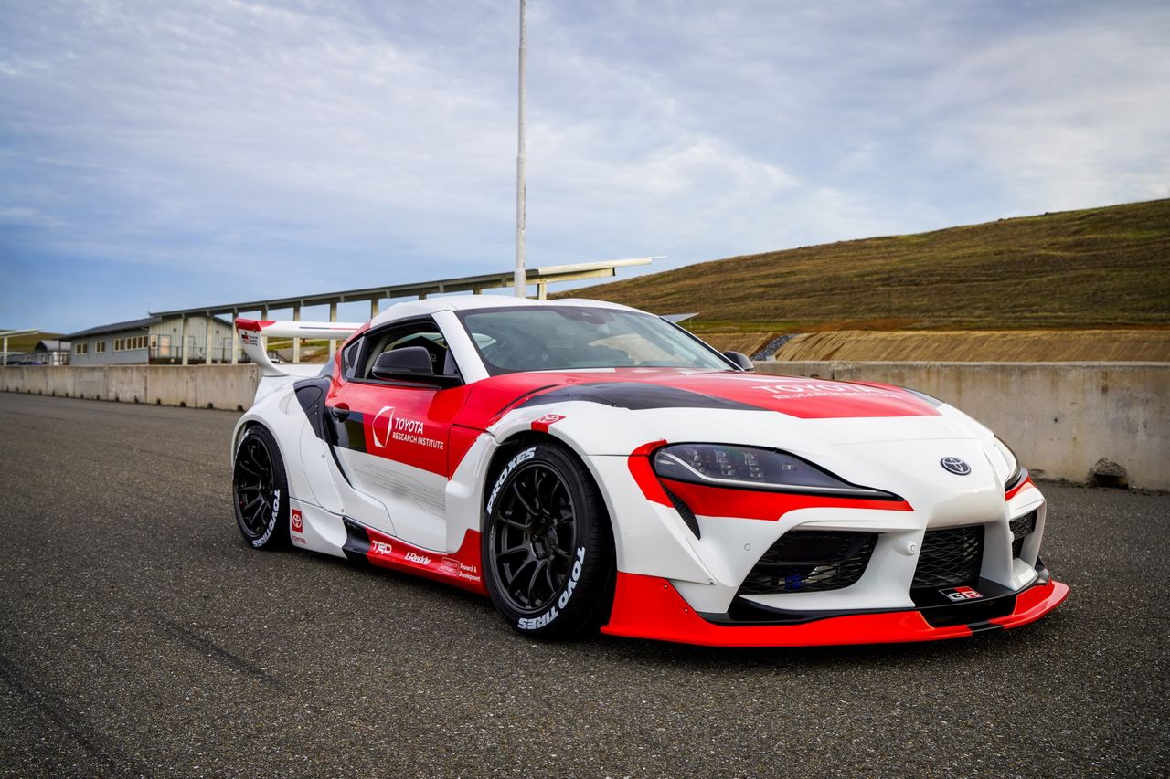 Toyota visar självkörande GR Supra som kan sladda