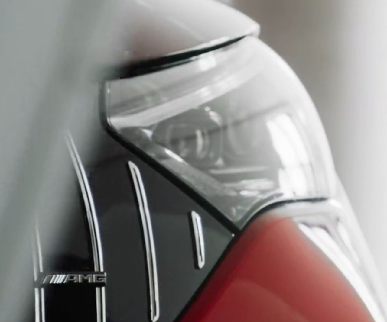 Mercedes teasar EQE i AMG-kostym