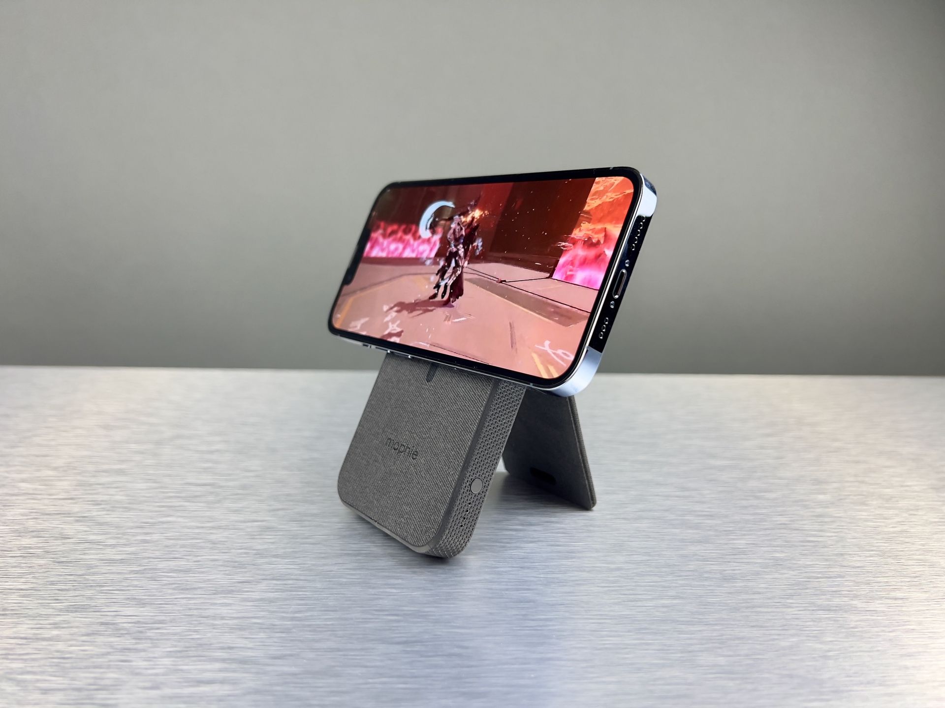 Vi har testat Mophies kombinerade ställ och powerbank