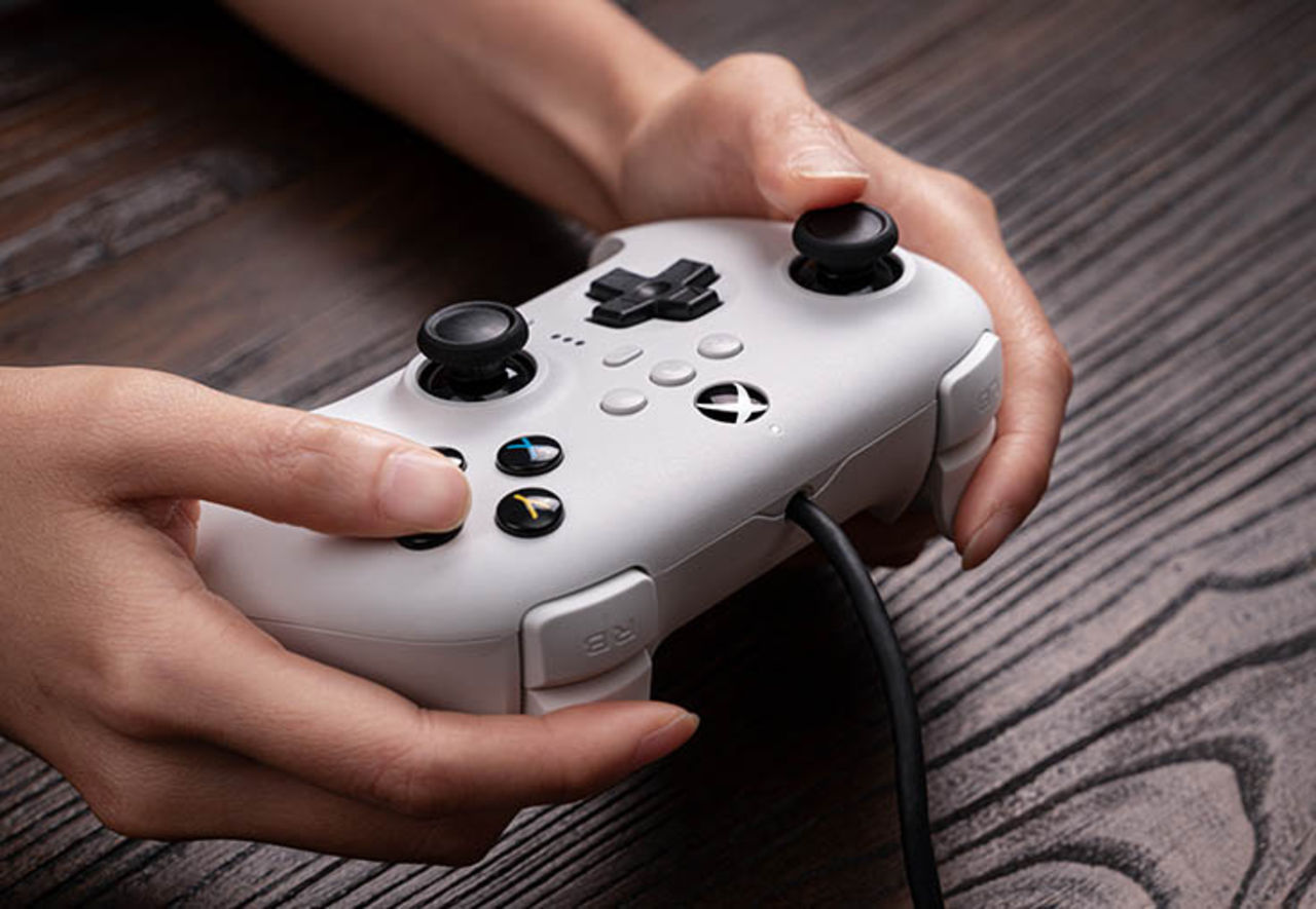 8BitDo visar upp trådad Xbox-kontroll