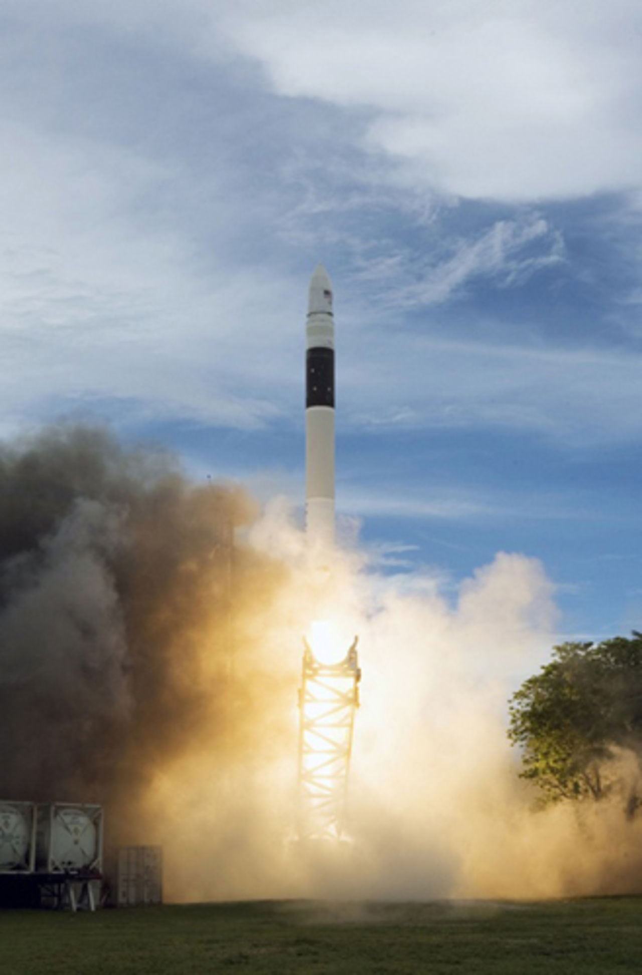 Första kommersiella raketen tar sig rymden tur och retur