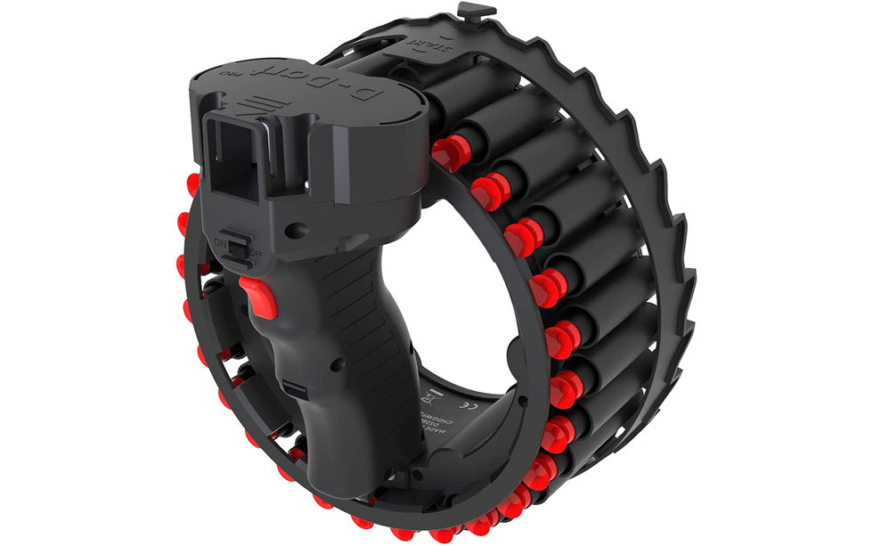 Adam Savage bygger hjälm som kan skjuta skumpilar