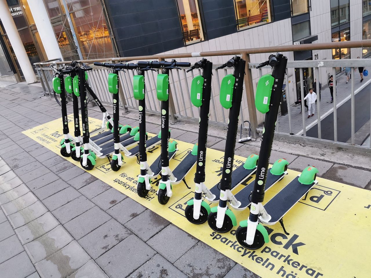 Stockholm fixar parkeringplatser till elsparkcyklar