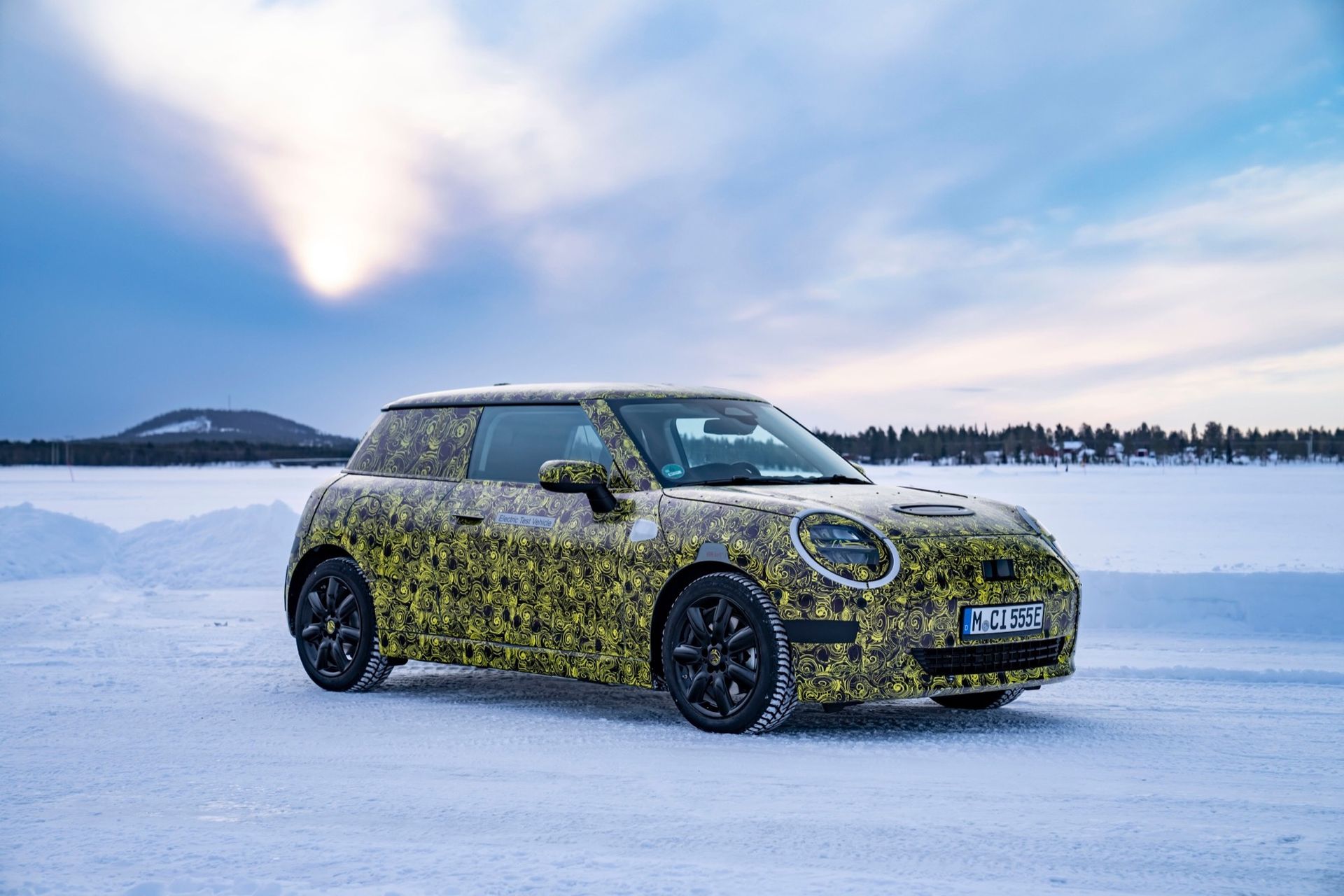 Vintertester med nya eldrivna Mini Cooper