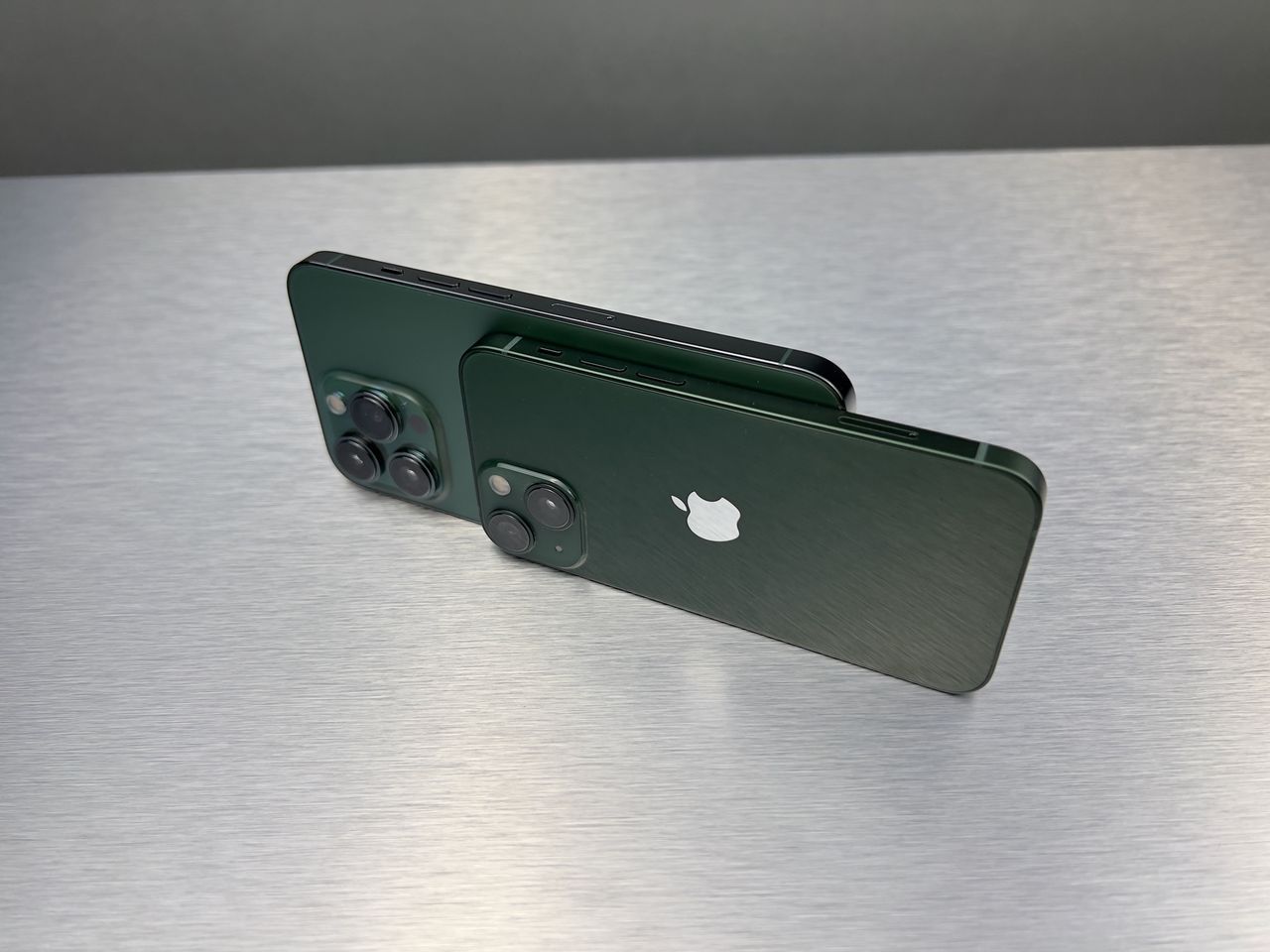 Världen köper allt dyrare telefoner