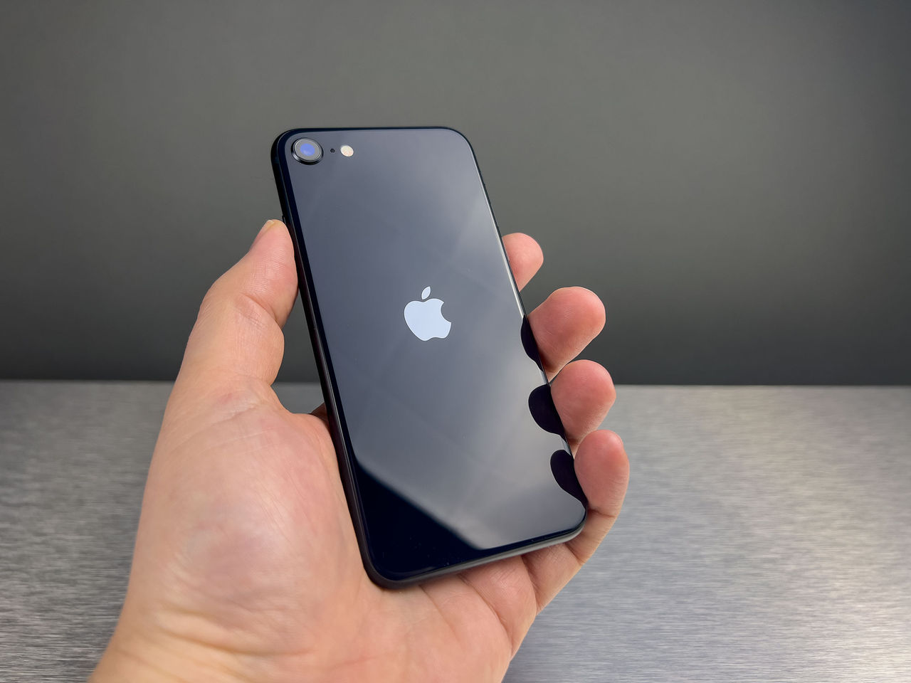 Apple sägs sakta ner produktionen av nya iPhone SE