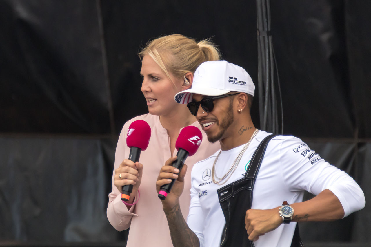 F1 vill att Lewis Hamilton plockar ur smycken från piercingar