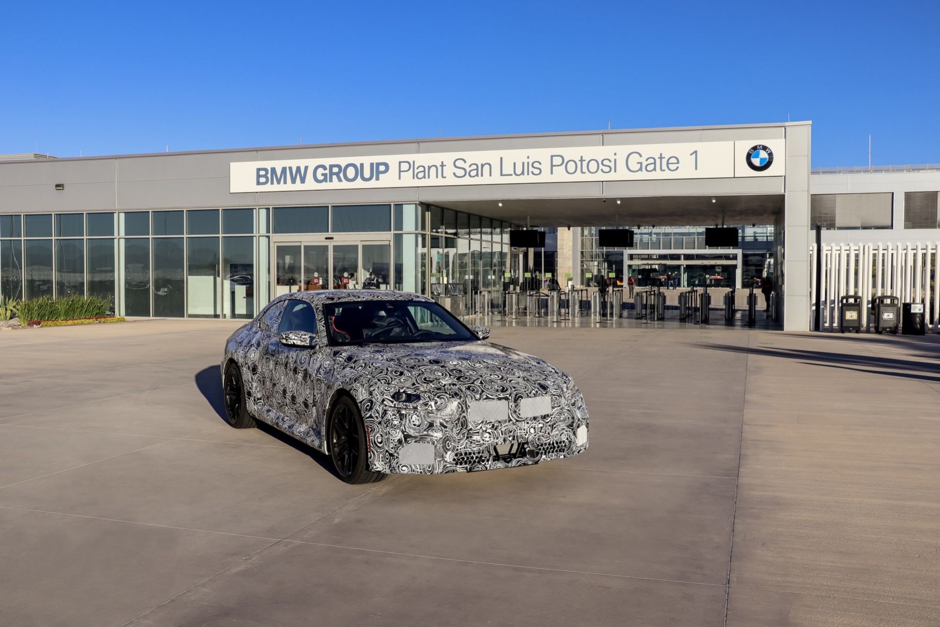 BMW teasar nästa M2