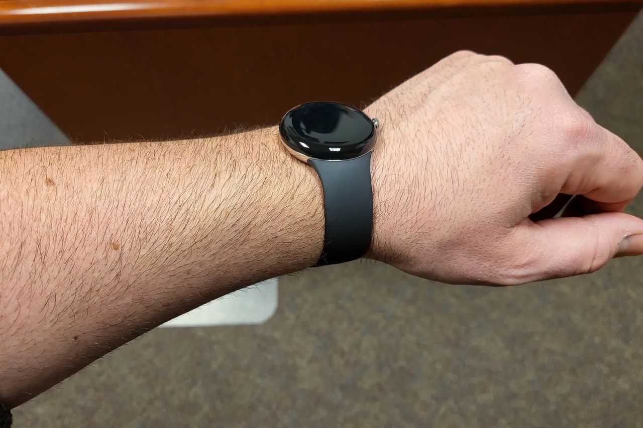 Så här ser Googles Pixel Watch ut på handleden