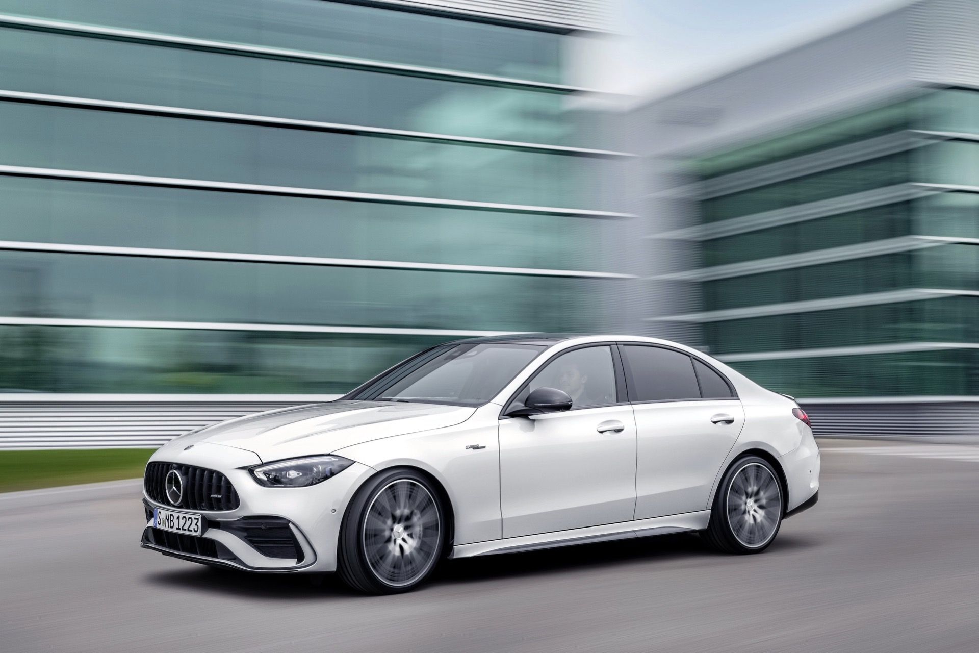 Nu är den här - Mercedes-AMG C43 med turbofyra