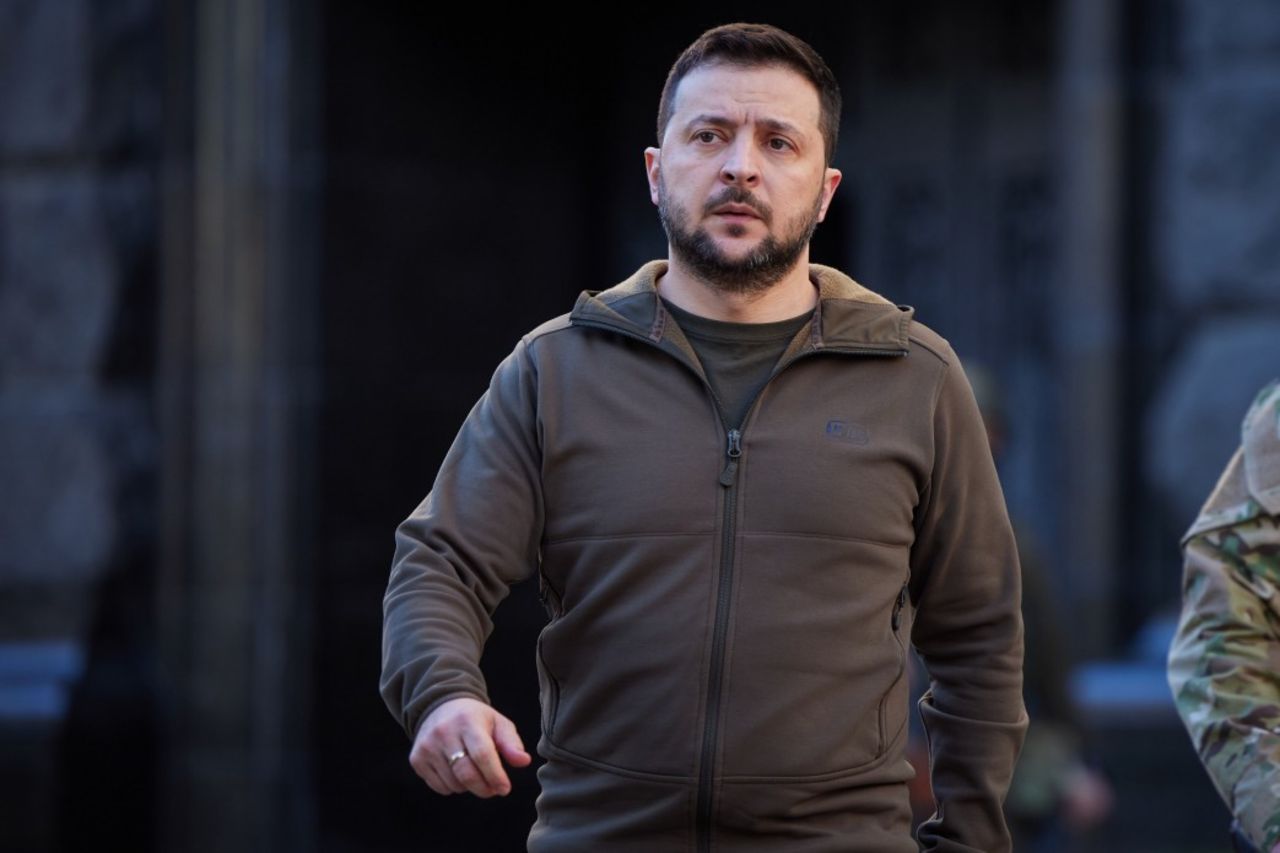 Volodymyr Zelenskys fleecejacka såld på auktion