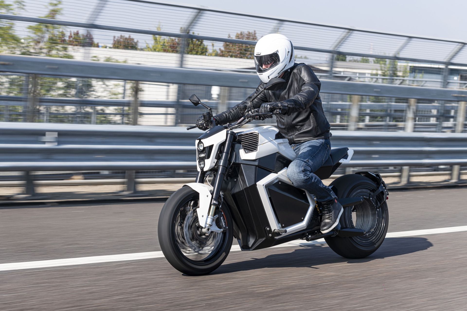 Elmotorcykel med motorn i bakfälgen