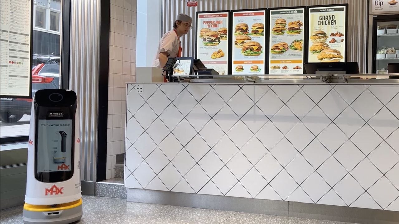 Max Hamburgare börjar med robot i restaurangen