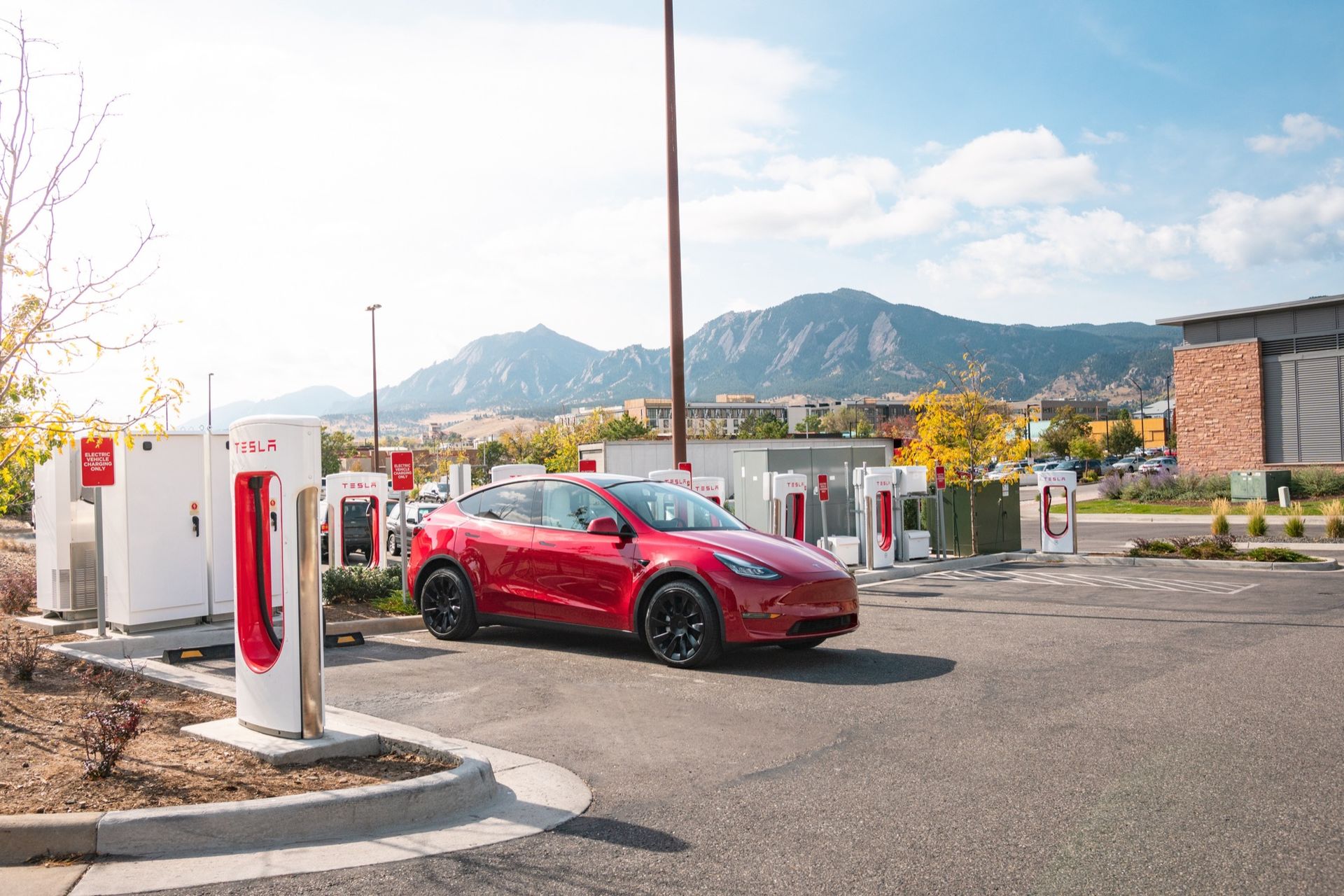 Idag öppnar Teslas Superchargers i Sverige för andra elbilar