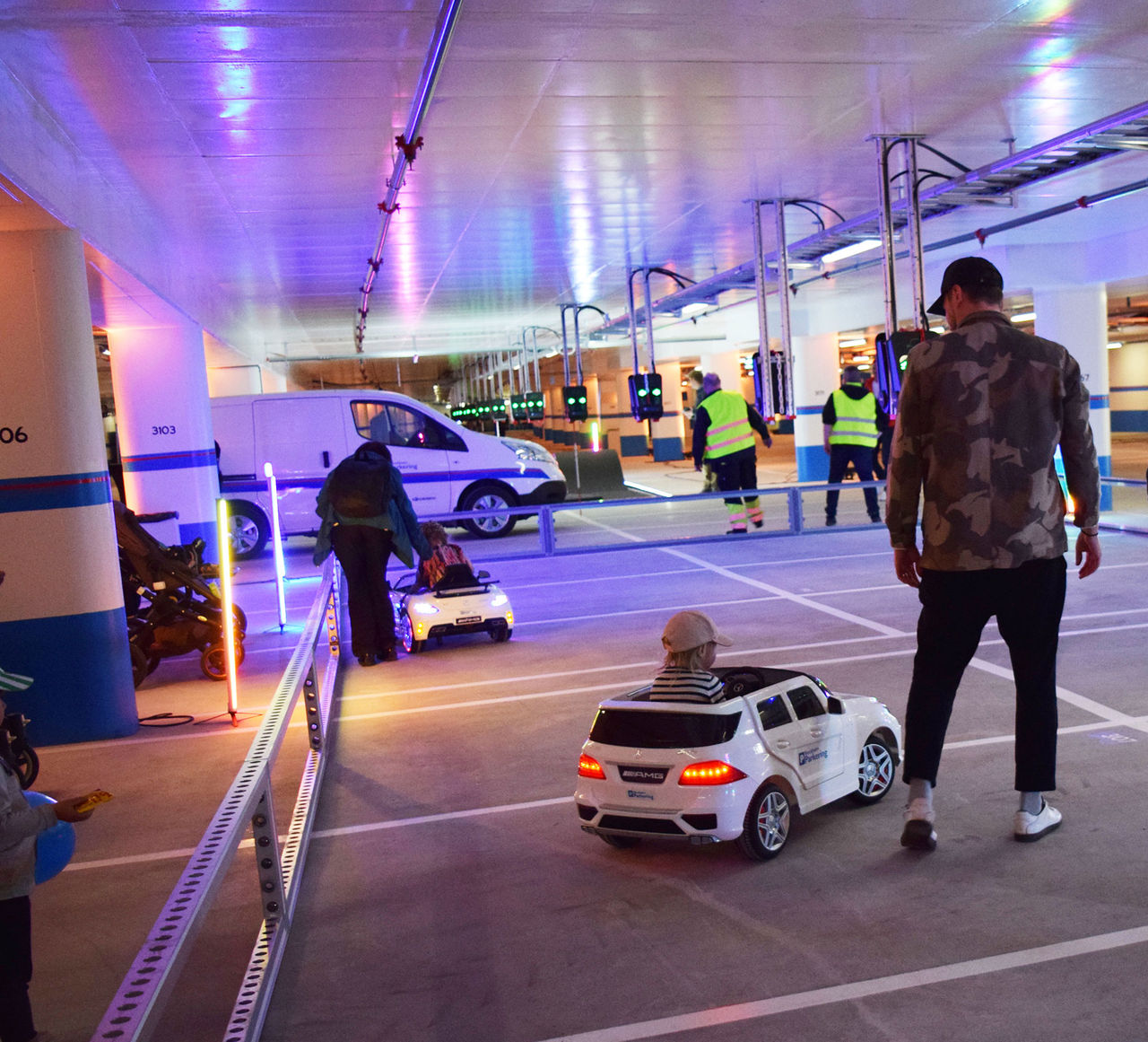 Europas största p-hus för elbilar invigt i Stockholm