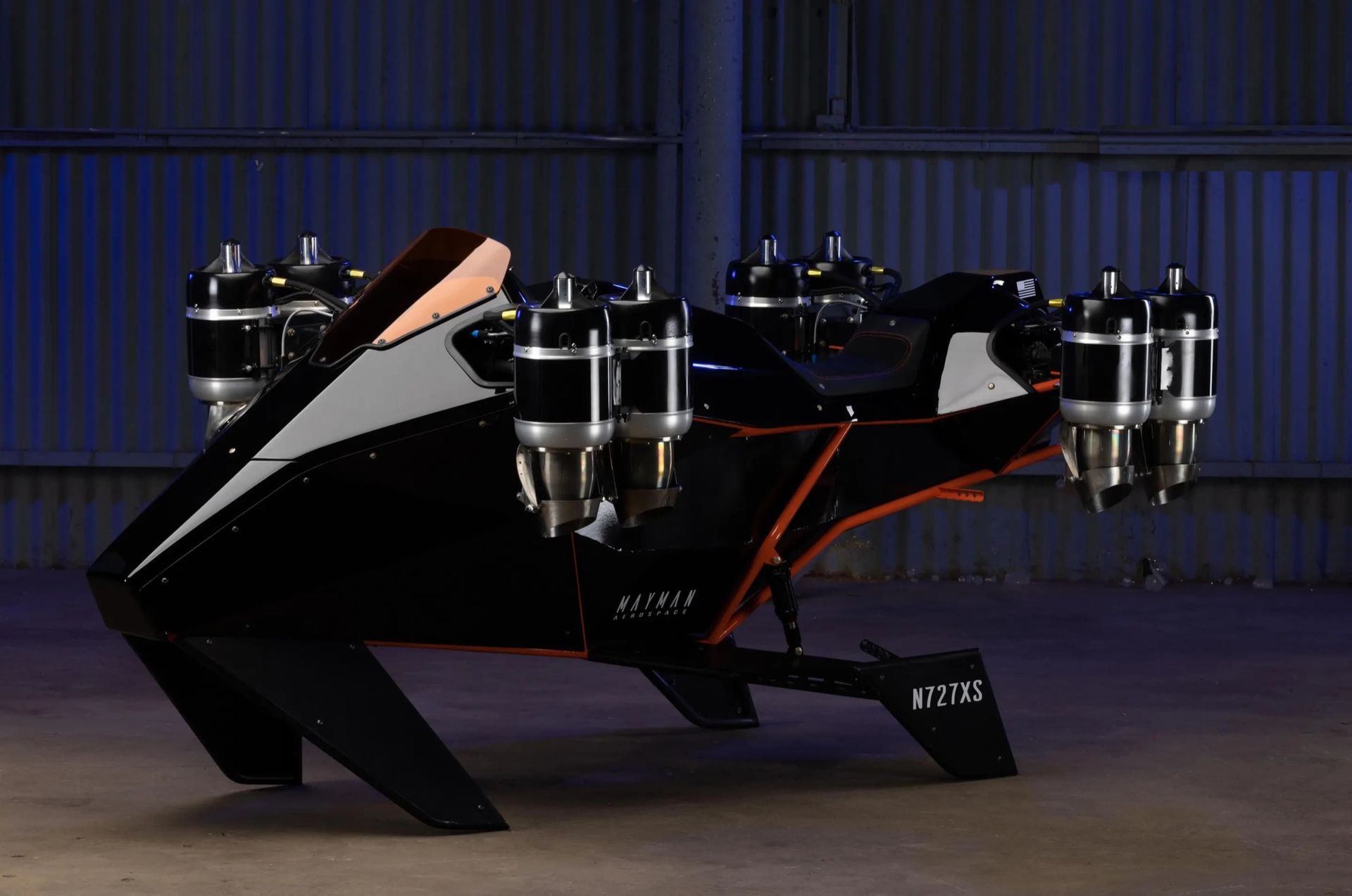 Mayman visar upp prototyp till en hoverbike