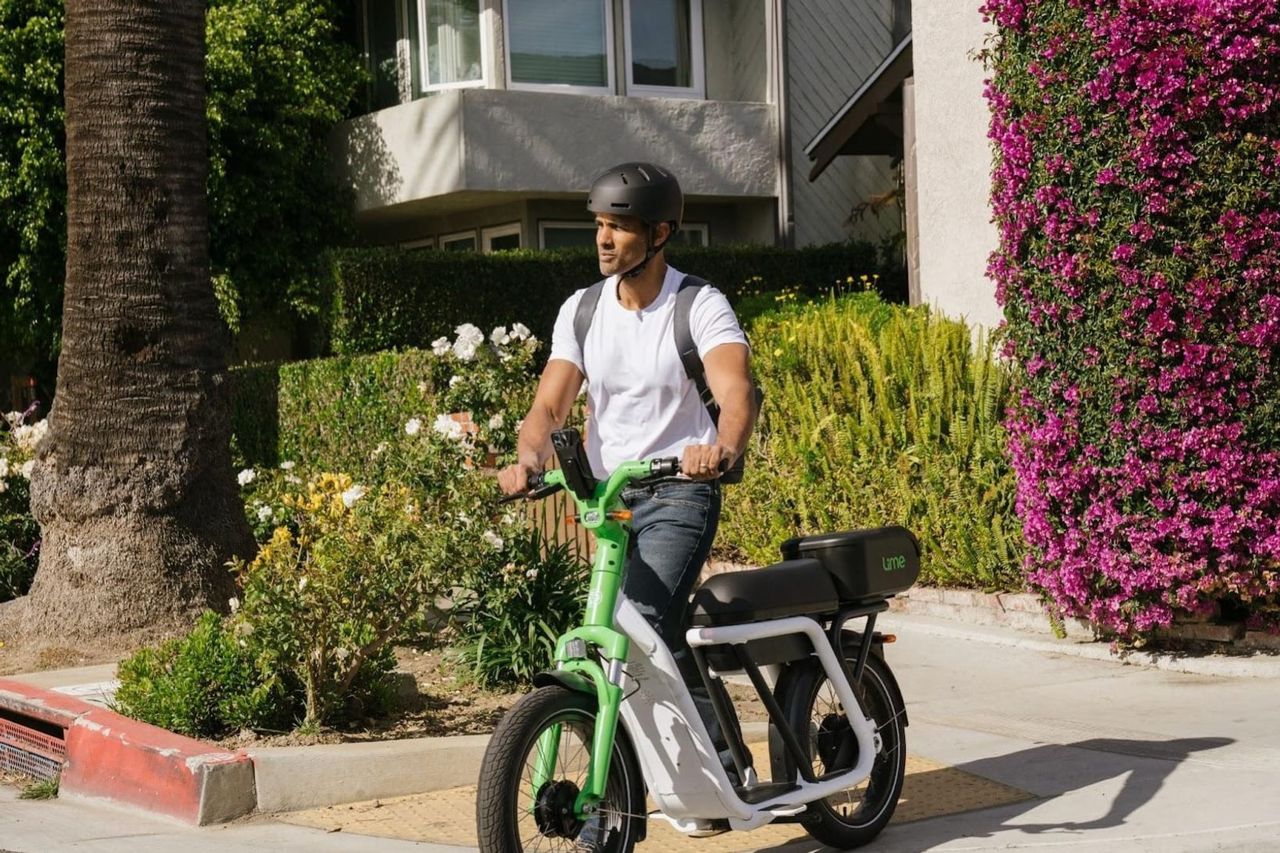 Lime visar upp elmopeden Citra