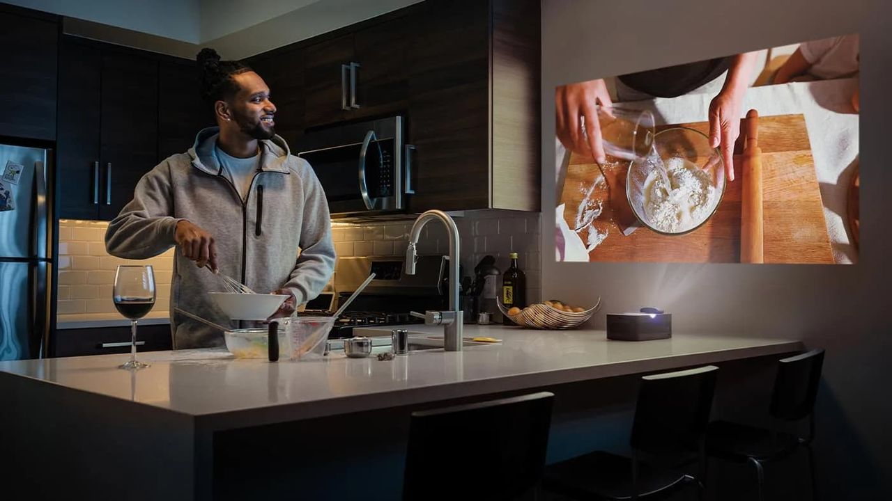 Philips släpper short throw-projektorn  Screeneo U4