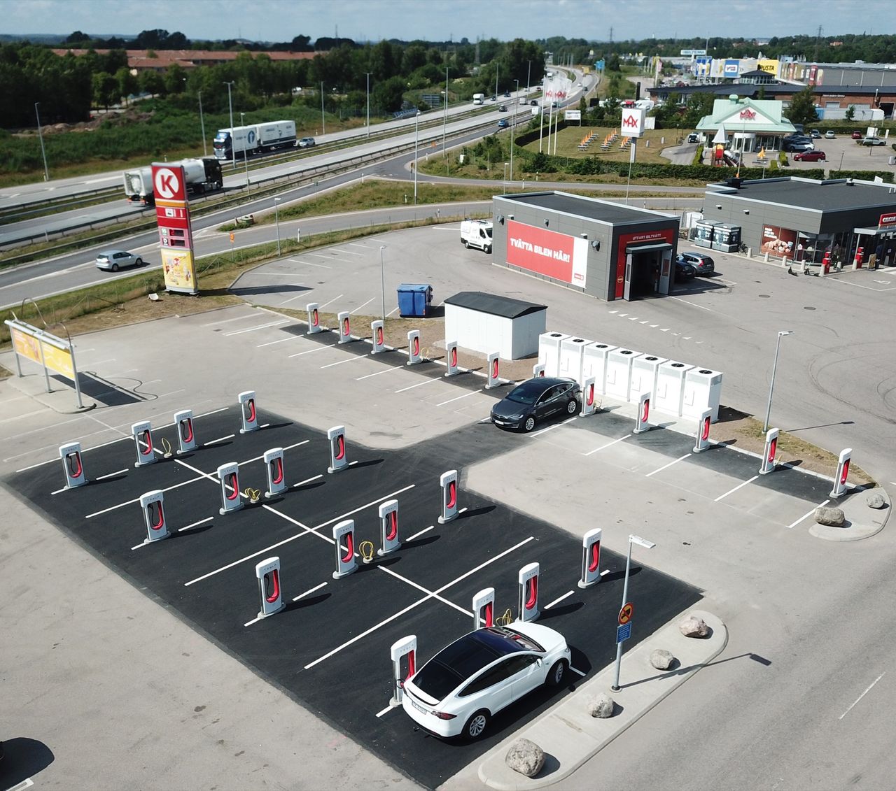 Sveriges största Supercharger-station öppnar idag