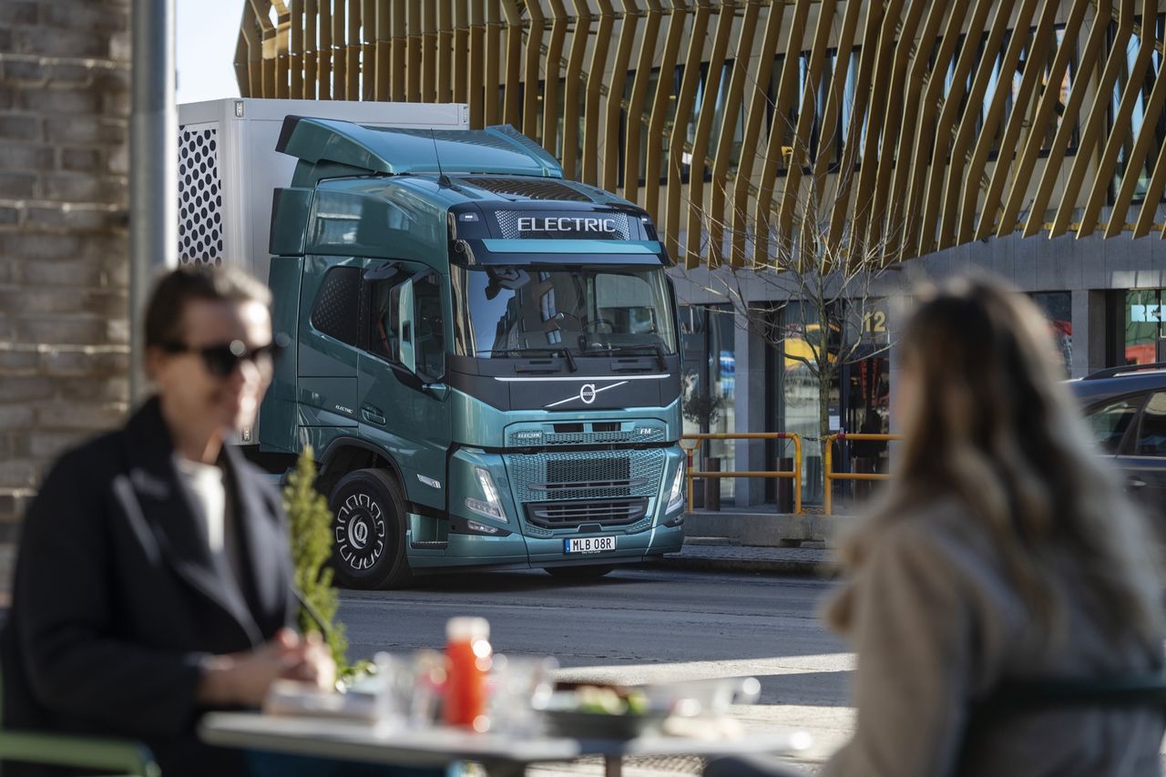 Volvo har sålt 100 tunga ellastbilar