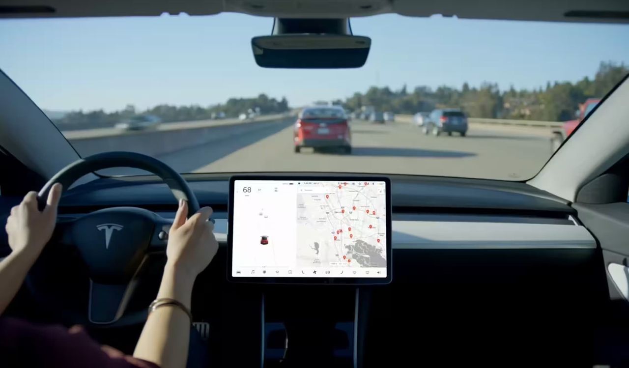 Tesla ska börja ta betalt för navigationsystem på äldre bilar