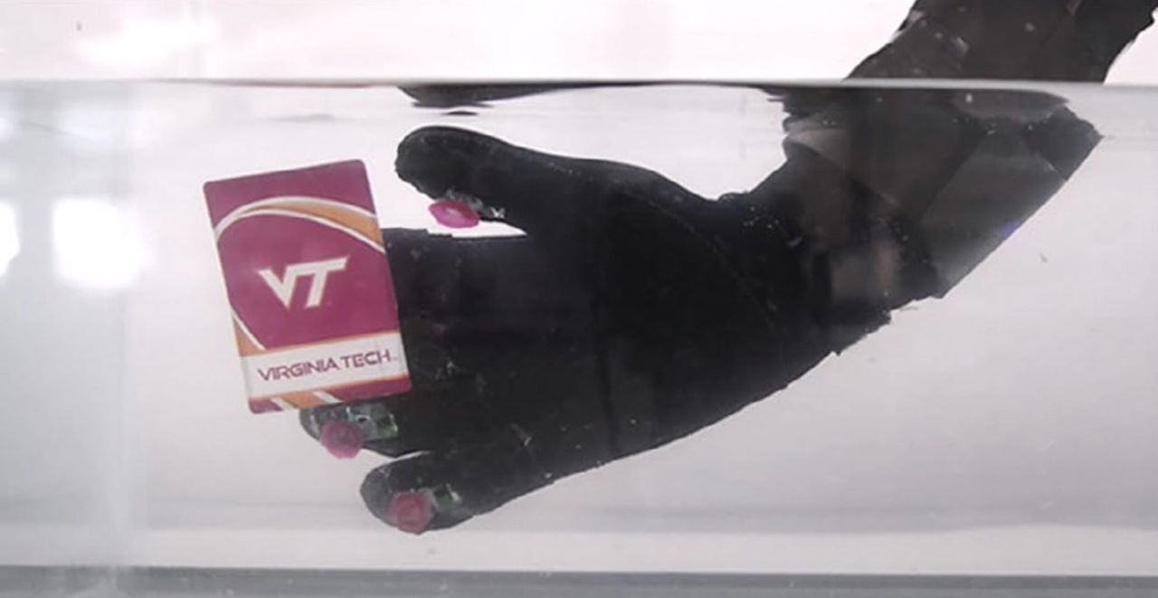 Octa-glove är en handske som kan greppa saker i vatten