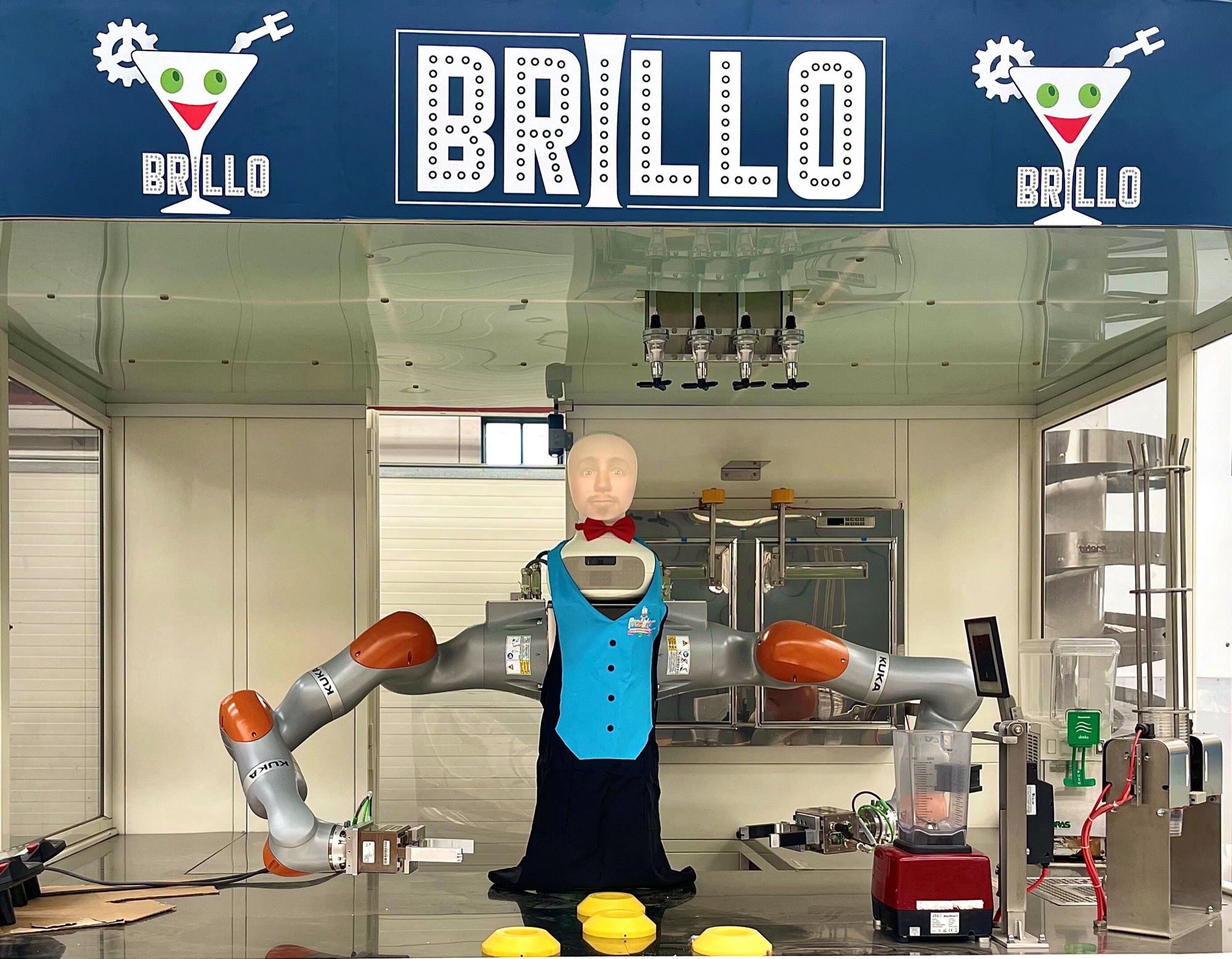 Brillo è un robot barman che ascolta i suoi clienti.  Scopri cosa vogliono i clienti per un drink e di cosa vogliono parlare.