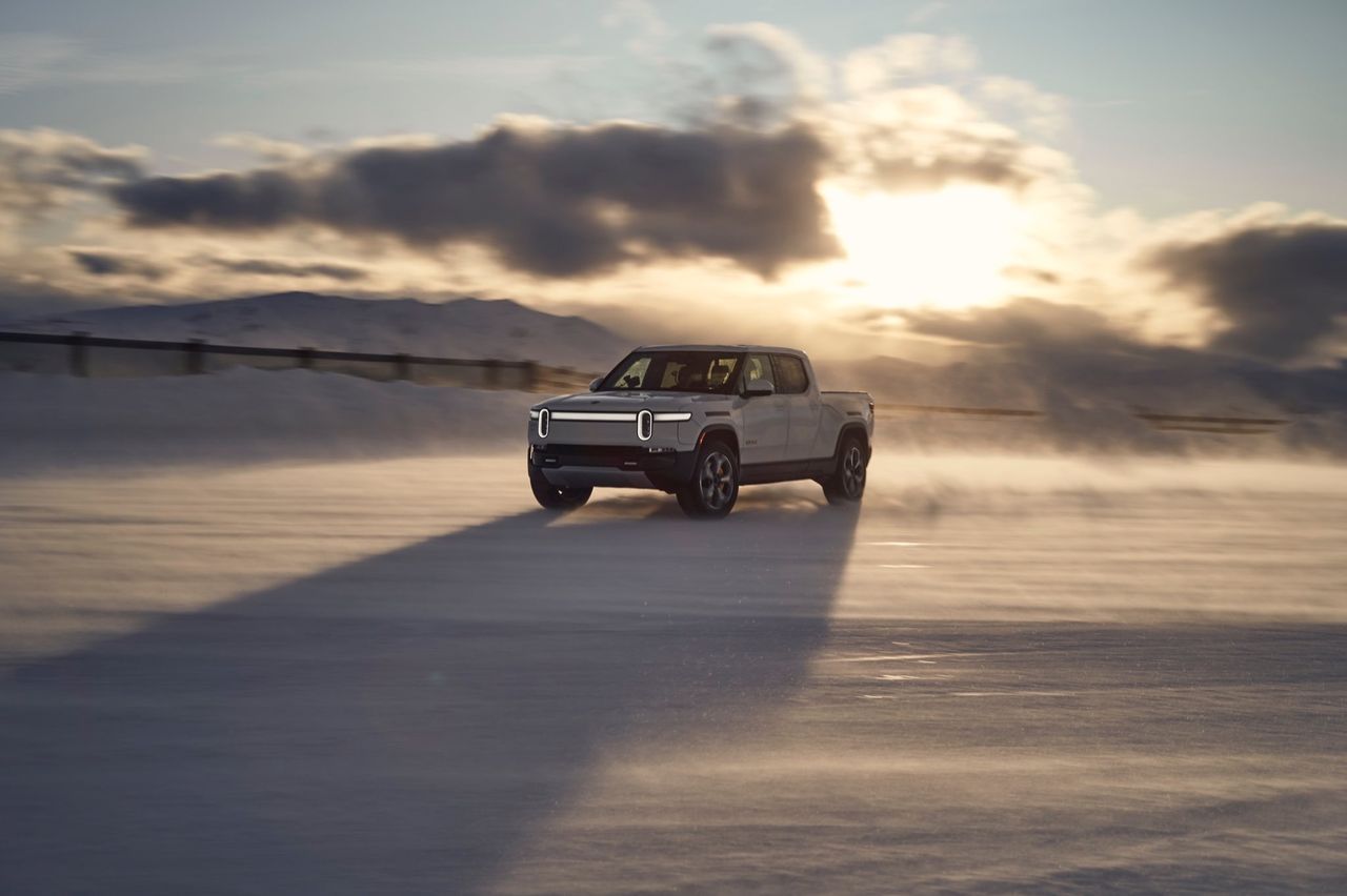 Rivian har börjat testa modeller med två motorer