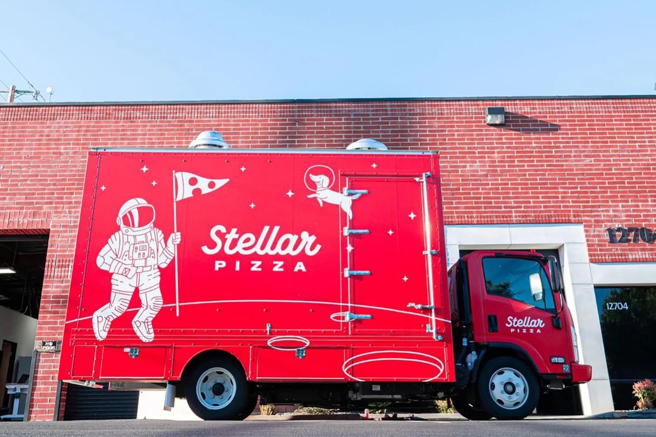 Stellar Pizza bakar pizzor medan de är på väg till kunden