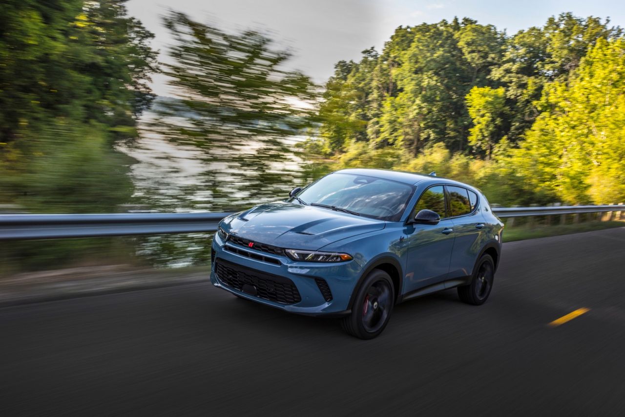 Dodge visar sin första elektrifierade modell Hornet
