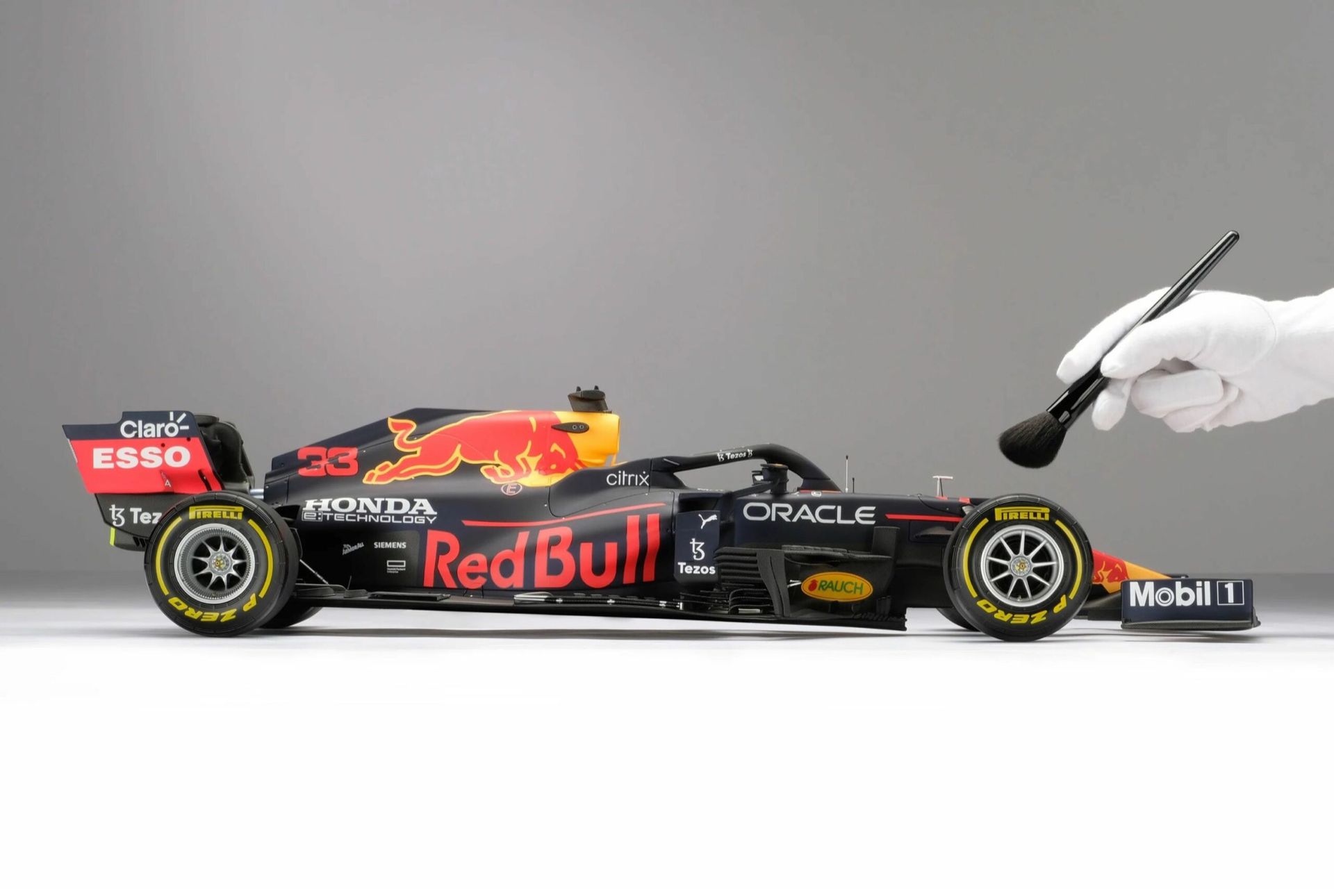 Max Verstappens vinnarbil i skala 1:8