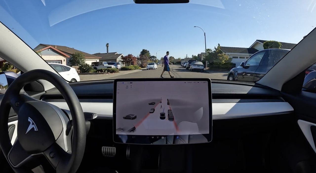 YouTube tog bort video där Teslabil körde mot människor