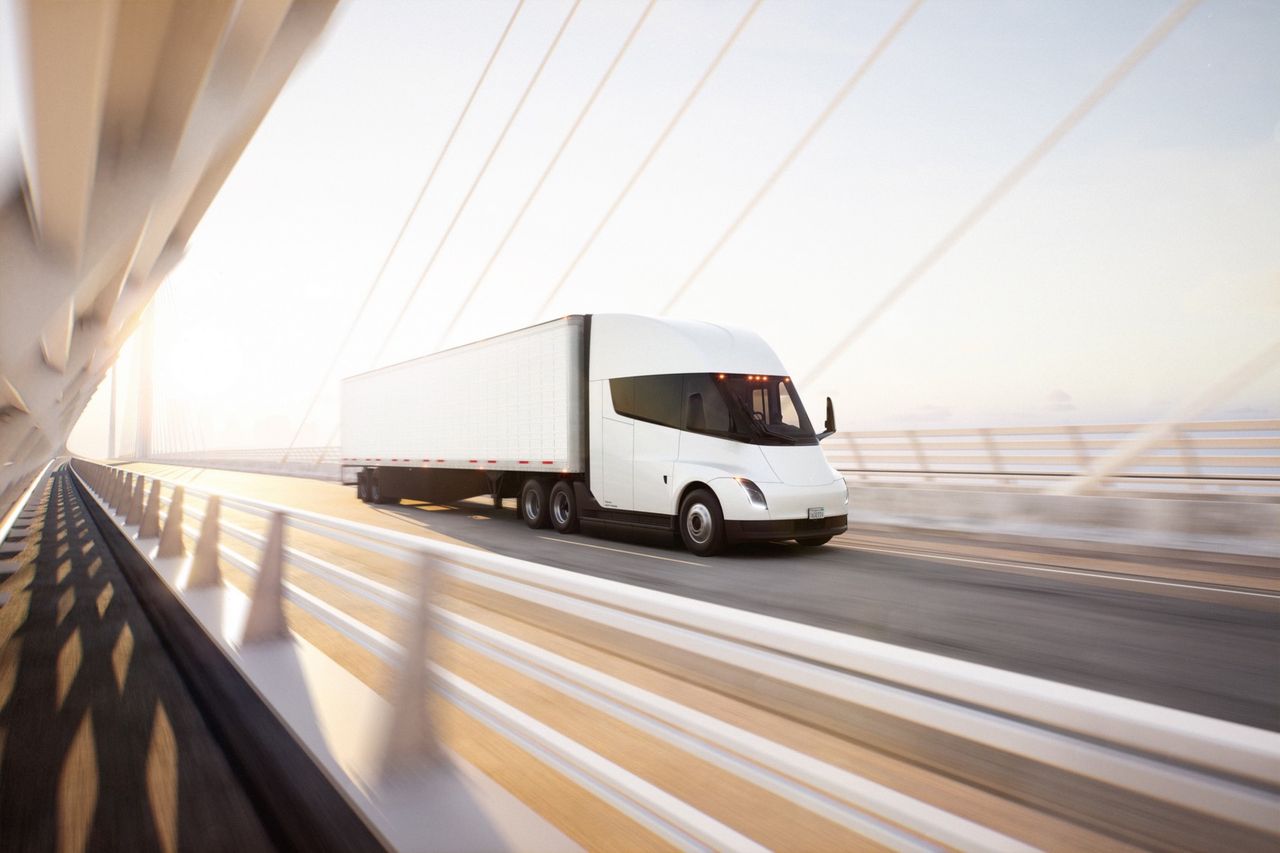 Tesla släpper nya bilder på lastbilen Semi