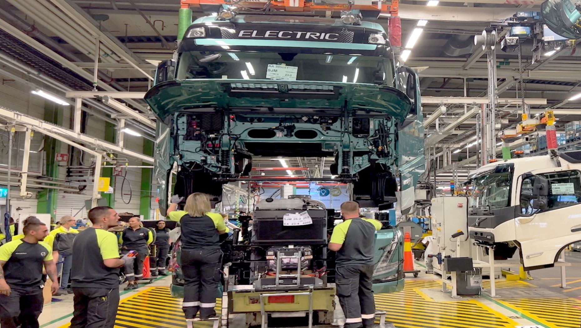 nu-rullar-volvo-ig-ng-serieproduktion-av-tunga-el-lastbilar-f-rsta
